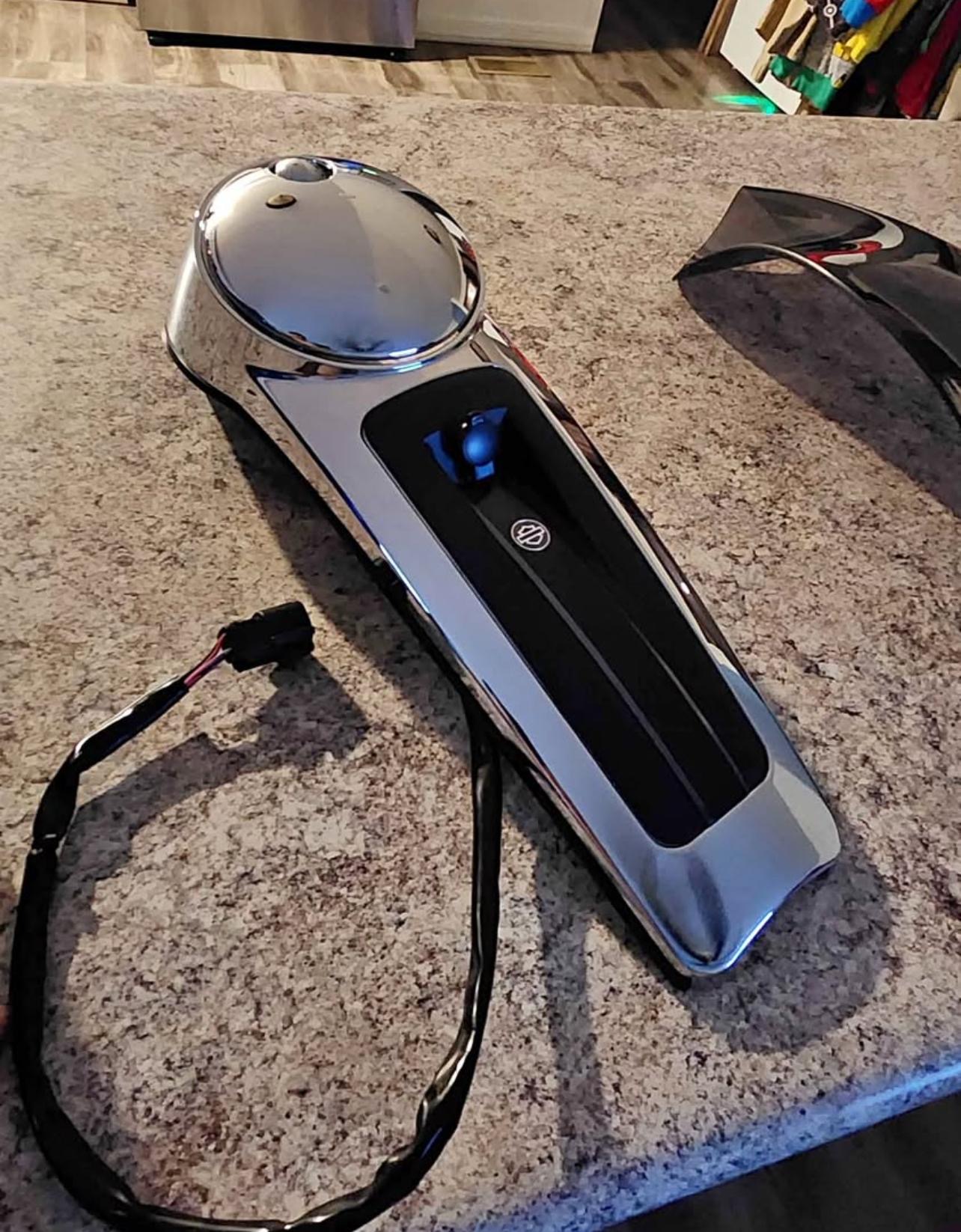 2014 HARLEY ELECTRA GLIDE OEM GAS TANK COVER CONSOLE 2009 – 2023