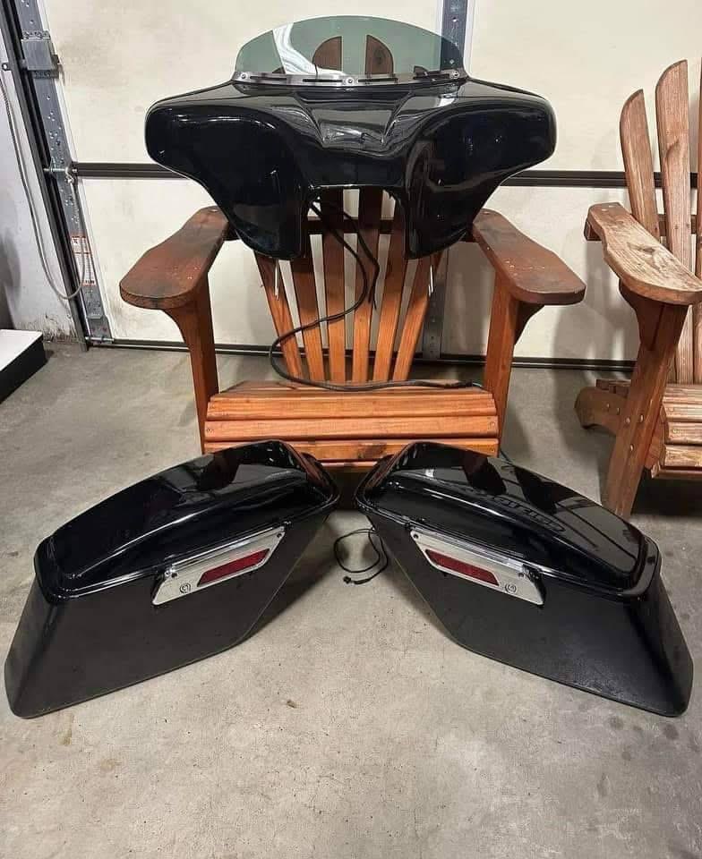 c53a913b-e6c2-4038-8337-c21aa0b0f601 Black 2 speaker Batwing Fairing with radio and hard saddlebags with speakers